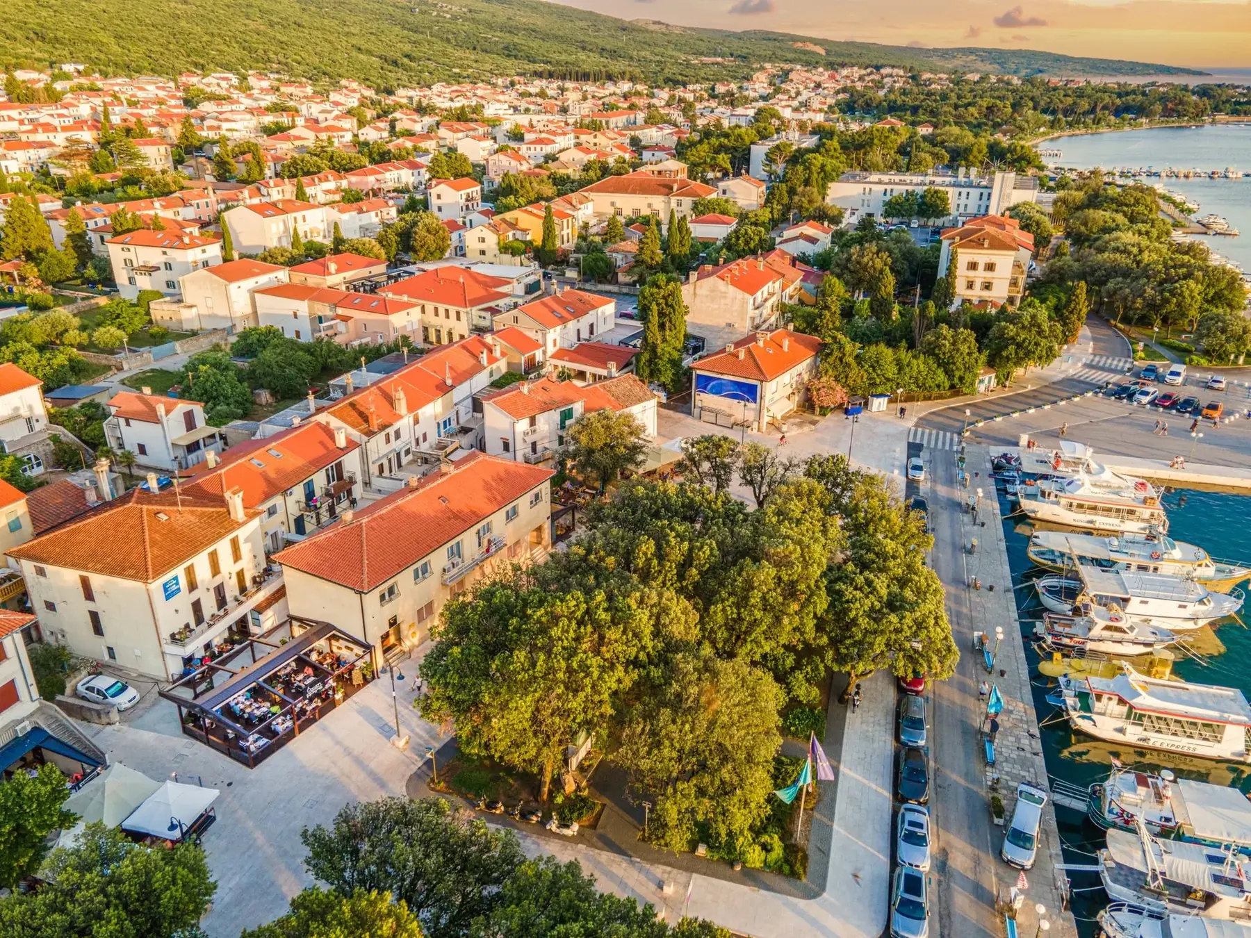 Zračni pogled na Punat i marinu u kasno popodne